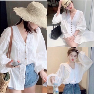 🔥aimorn_shop🔥เสื้อลูกไม้คอวี ทรงoversize แขนยาว ด้านหน้าเป็นแถบลูกไม้ที่อกเก๋ๆ 💕ดีเทลด้วยกระดุมน้ำตาล💕 ผ้าคอนตอลใส่สบาย