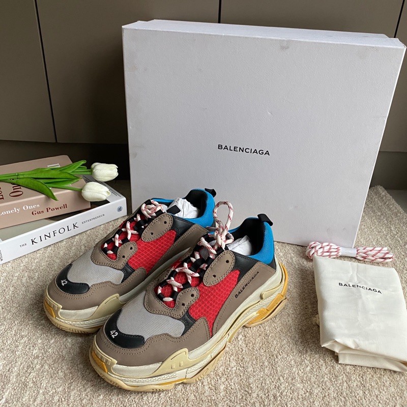 Kept unused‼️ Balenciaga triple s Lego size 42 สีนี้คือดีงามที่สุด หายาก สภาพใหม่เลย พื้นสะอาด ไม่เคยใส่เดินค่ะ