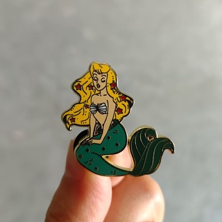 เข็มกลัด / หมุดโลหะ นางเงือกผมทอง Mermaid 🟩🟨🎀💦🌊 ( Hard Enamel Pin )