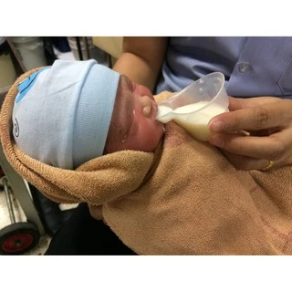 HUGO ฮิวโก้ แก้วป้อนนมแก้มลิงฮิวโก้ ใช้ป้อนนมแม่กับลูกน้อย