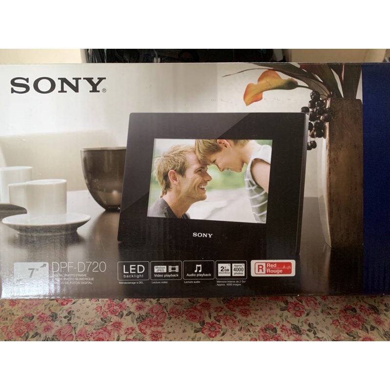 Sony digital photo frame DPF-D720 Red)