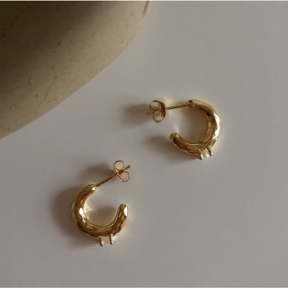 grumpy, curvy pearl hoop (ราคาต่อคู่/price per pairs)