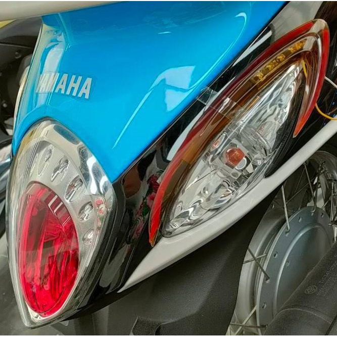 ชุดฝาไฟเลี้ยวหลังสีน้ำตาล มีไฟ*** ใช้กับรถยามาฮ่ารุ่น Fino fi หัวฉีด 115i/ 125cc. อะไหล่ตกแต่ง Yamaha แท้100%