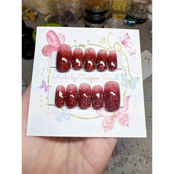 เล็บปลอมสำเร็จรูป(📮จัดส่งวันถัดไป)สีแดงไวน์ ติดอะไหล่ชาเเนลเพชรฟรีกาวตะไบ
