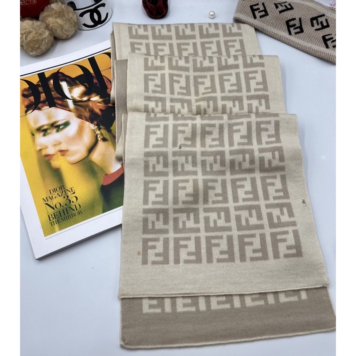 สินมือสองแท้100%wool made in Italy 🇮🇹 vintage fendi shawl scarf ขนาด25*176cm.ผ้าพันคอแบรนด์เนมมือสองแท้ 💯 สีครีม