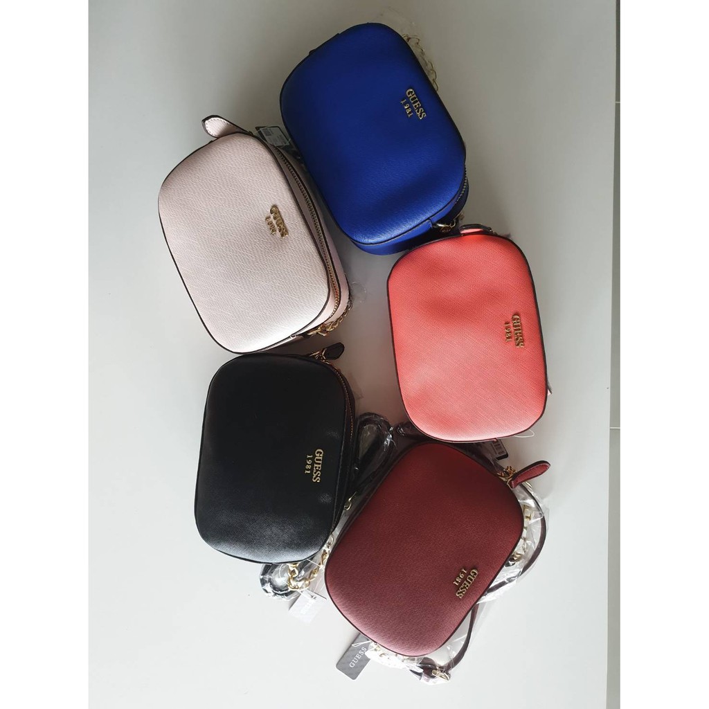 Guess mini crossbody bag กระเป๋าสะพายข้างใบขนาดกำลังดี น่ารัก ของแท้คะ