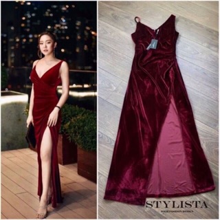 Maxi dress เดรสออกงาน มีดีเทลจีบป้ายด้านข้างลำตัว กระโปรงผ่าด้านข้างป้าย STYLISTA