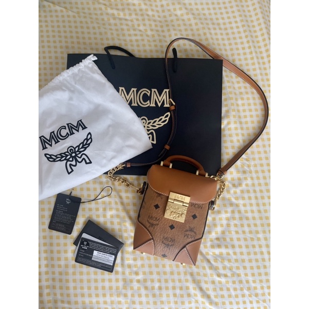 ของแท้ 100% อุปกรณ์ครบ กระเป๋า MCM mini soft Berlin crossbody in visetos มือสอง สภาพดีมาก