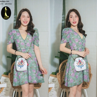 kudapy เดรสผ้าชีฟองพิมพ์ลายดอกไม้สีมวงบนพ้นสีเขียว ทรงเสื้อเป็นคอวี แขนจีบ