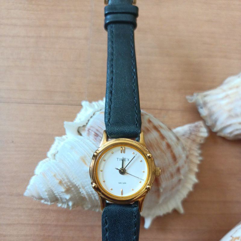 นาฬิกาแบรนด์เนมญี่ปุ่นTIMEXหน้าปัดสีทองตัวเรือนสีทอง สายหนังสีดำของแท้ 100% มือสองสภาพใหม่