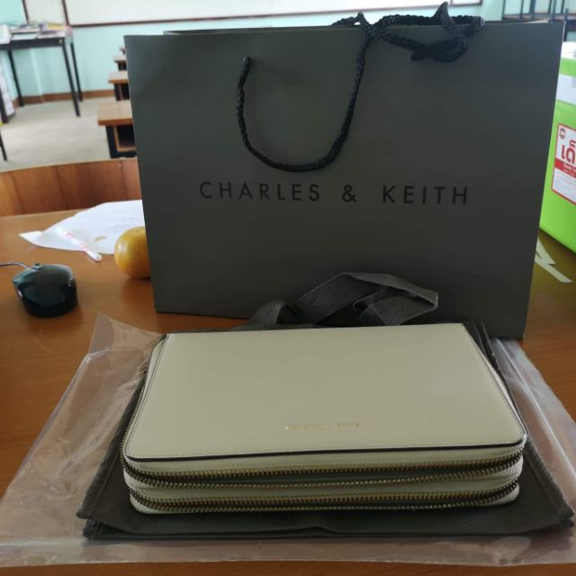 กระเป๋า Charles & Keith