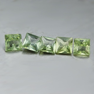 พลอยเขียวส่องจันทบุรี(Green Sapphire) พลอยมีไฟมีตำหนิหม่าธรรมชาติไม่มีรอยแตกร้าว น้ำหนัก 0.59 กะรัต พลอยแท้ บ่อบางกะจะ