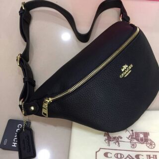 กระเป๋า Coach คาดอกดีไซน์ออกแบบสีพื้น กระเป๋าเข็มขัดที่พร้อมใช้งานได้สะดวกสบายเป็นพิเศษ 
จะคาดที่เอวที่คาดไหล่