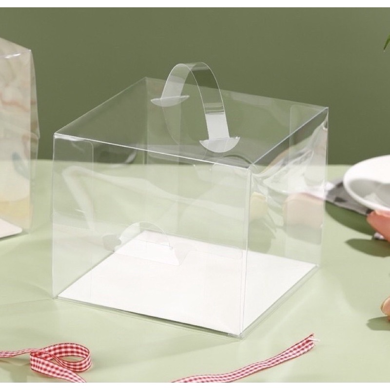 กล่องเค้กใส ฐานสีขาว (พลาสติกอยู่ทรง) ทรงสี่เหลี่ยมจัตุรัส มีหูหิ้ว