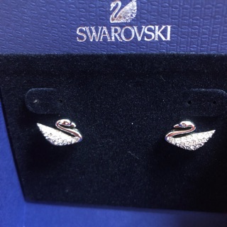 ต่างหู swarovski แท้ ซื้อจากในช้อป ใส่ครั้งเดียว ใหม่มาก ในช้อปไทยราคาเกือบ 4,000