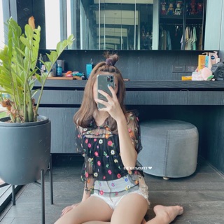 เสื้อซีทรูแต่งดอกไม้แต่งคอปก แขนดอลลี มาพร้อมสายเดี่ยวผ้ายืดตัวในแถมให้1ตัว