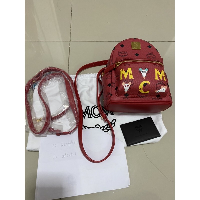 กระเป๋าเป้สะพาย สีแดงของMCM