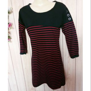 เสื้อตัวยาว ลายทาง แต่งห่วงช่วงแขน