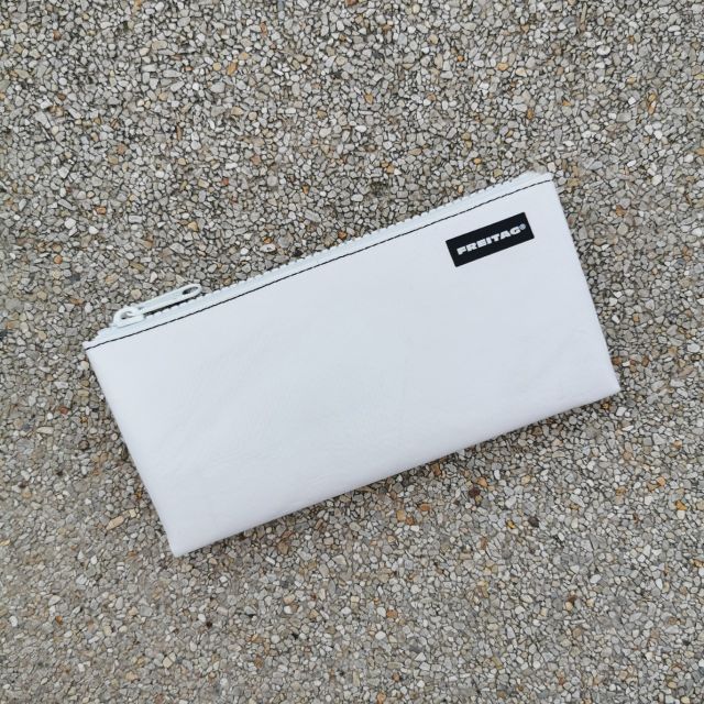 กระเป๋าใส่ของ Freitag
รุ่น F06 SERENA ผ้าใบสีขาว โอโม่ ซิปสีขาว มือ 1