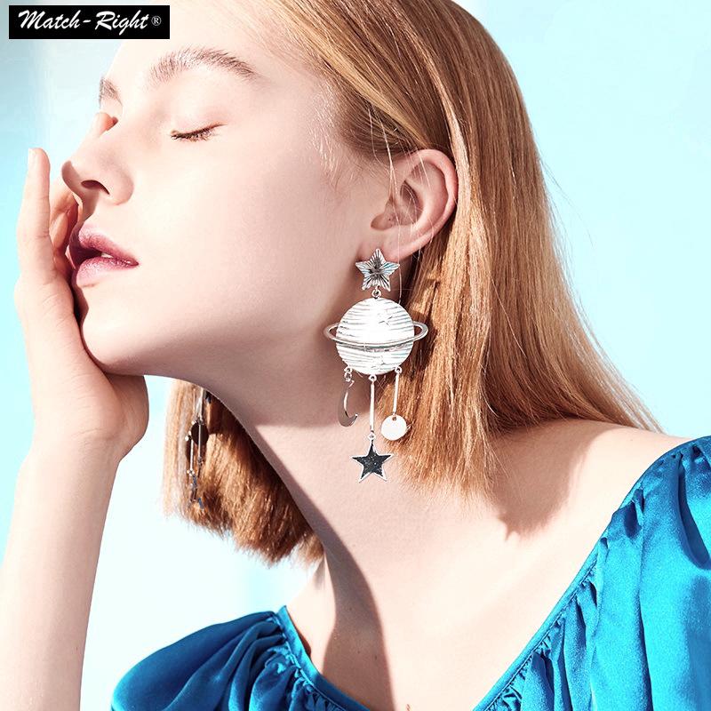 ต่างหูดาวโกลเด้นธาตุเงินโลหะผสมย้อนยุค  Metallic Alloy Moon and Stars Retro Style Drop Earrings