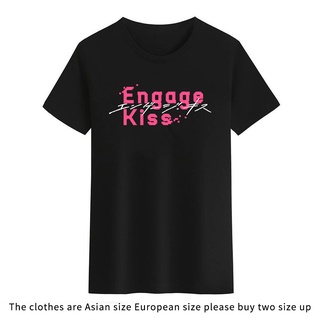 เสื้อยืดคอกลม พิมพ์ลาย Engage Kiss สําหรับผู้ชาย และผู้หญิง มีสีดํา สีขาวS-5XL