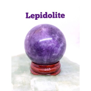 👑 เลปิโดไลต์ ( Lepidolite ) บอลพร้อมฐานไม้ สีม่วงเข้ม เนื้อสะอาดสวย ✨ น้ำหนัก รวมฐาน 152.5 กรัม