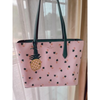 (ผ่อน0%) กระเป๋าสะพาย Kate Spade Marlee pineapples printed tote สีชมพู ลายสัปปะรด