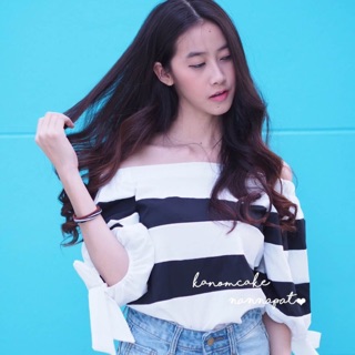 เสื้อเปิดไหล่สีทูโทร