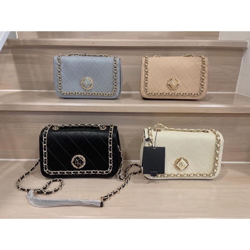 LYN งานแท้ ( outlet ) แต่งโซ่สีทองเรียบหรูค่ะ ป้ายแทค ราคา + ถุงผ้า