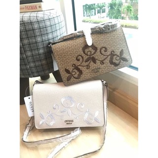 Guess Embroidered Crossbody Bag with Flap กระเป๋าสะพายทรงครอสบอดี้