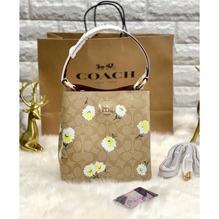 (แท้ 💯%‼) 💐 COACH Small Town Bucket Bag In Signature Canvas With Daisy Print