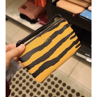 พร้อมส่ง แท้ 🇺🇸💯% New Coach คล้องมือ 1 ซิป S CORNER ZIP WRISTLET WITH TIGER PRINT (COACH C7440) GOLD/HONEY/BLACK MULTI