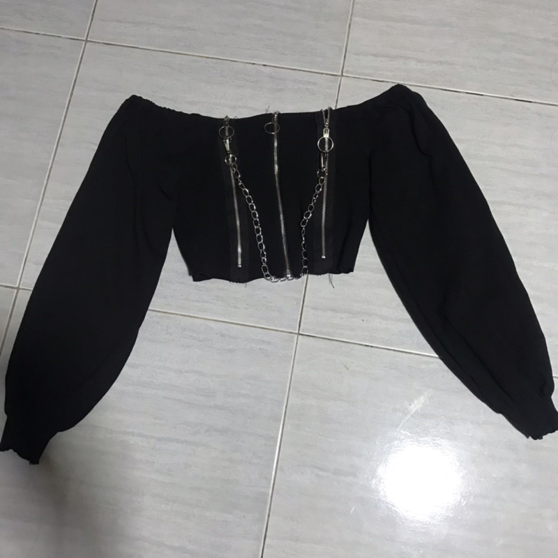 เสื้อปาดไหล่สีดำแขนยาว