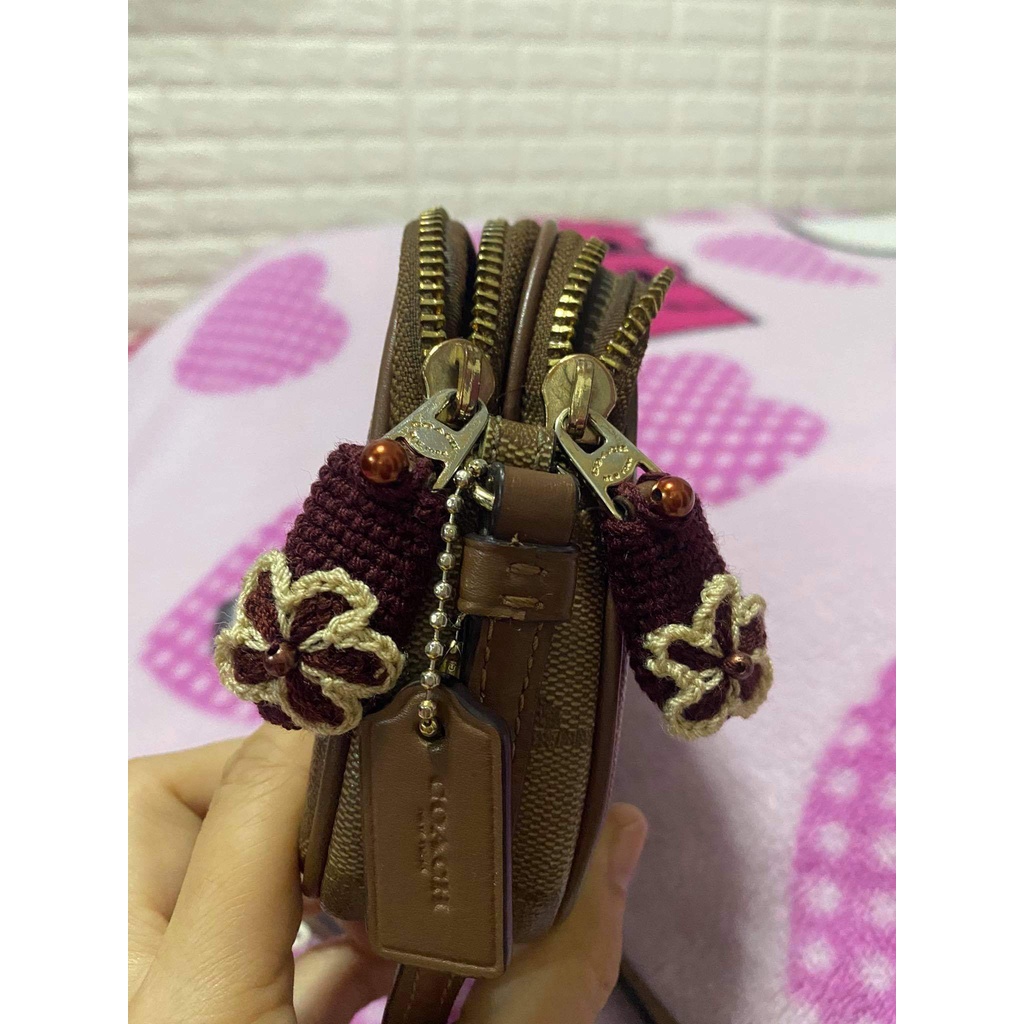 ไหมหุ้มซิปกระเป๋า หลากหลายแบรนด์ สีน้ำตาลเข้มตกแต่งดอกไม้ 2(สินค้าราคาต่อชิ้น)