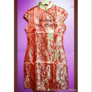 กี่เพ้าสั้นผู้ใหญ่ สีแดงลายผีเสื้อดอกไม้ ป้ายกระดุมหน้า ทรง A (พร้อมส่ง) S เริ่มต้น 570
