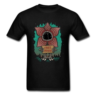 เสื้อยืดคอกลม แขนสั้น ผ้าฝ้าย พิมพ์ลาย Stranger Thing Demoorgon Free Embrace Devil คุณภาพสูง สําหรับผู้ชาย และคู่รัก