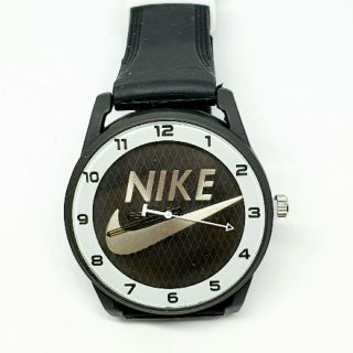 (ฟรีกล่องพร้อมส่ง)นาฬิกาแฟชั่นnikeaddidas นาฬิกาข้อมือผู้ชาย สีขาวดำ ระบบเข็ม สกินลายตัวล็อคและฝา RC133
