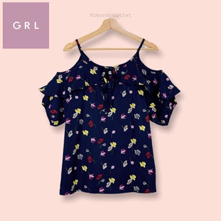 เสื้อ GRL ผ้าโพลีเนื้อดี  เสื้อทรงสวยน่ารักมาก เปิดไหล่สวย ลายดอกสวย แต่งระบาย+โบว์ ผ้าดีทิ้งตัวสวย ตัดเย็บละเอียด