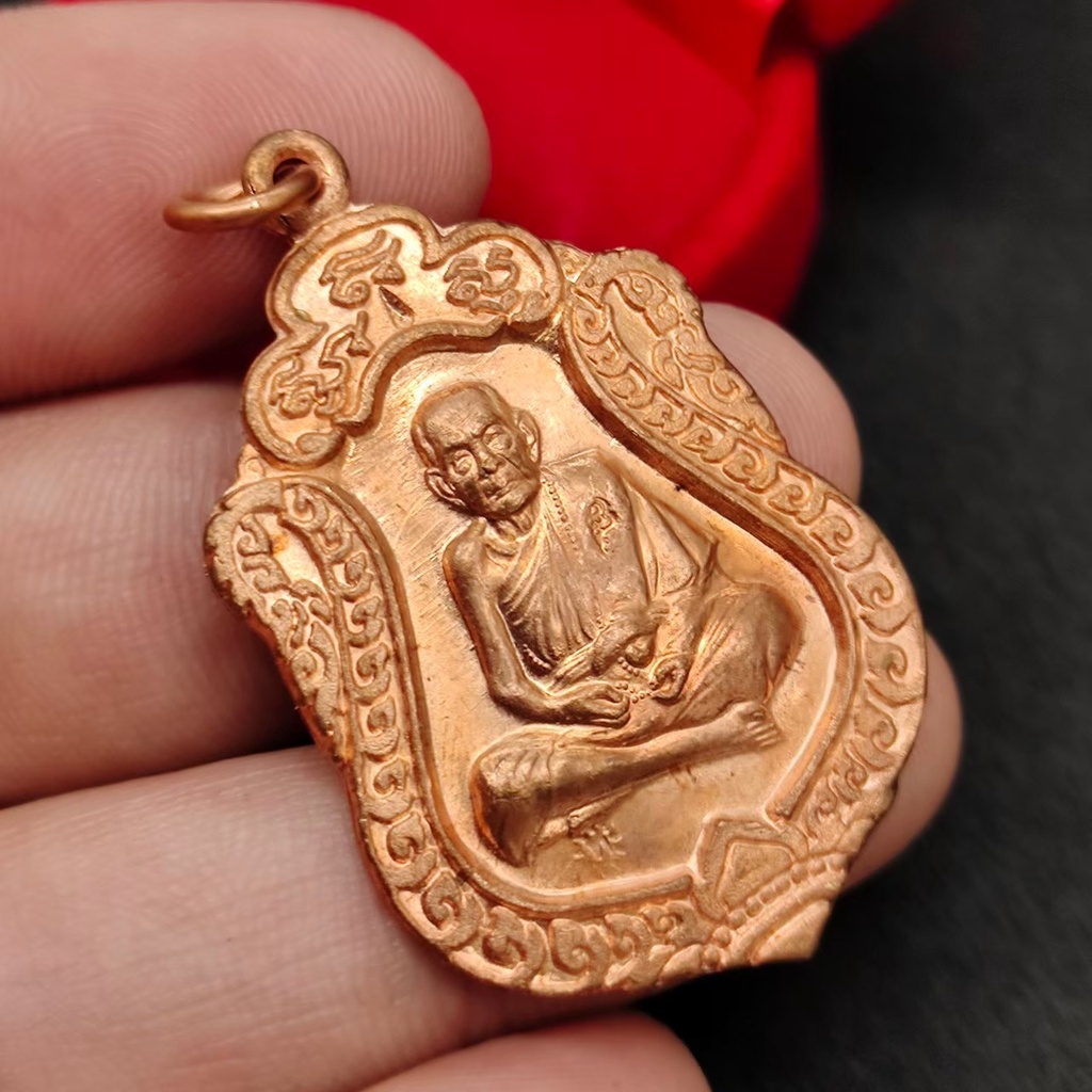 เหรียญเสมาหลวงปู่หมุน วัดบ้านจาน เนื้อทองแดง รุ่น 106 ปี เป็นเหรียญที่หลวงพ่อเมตตาปลุกเสก เด่นทางด้านป้องกันภัยเสริมโชคล