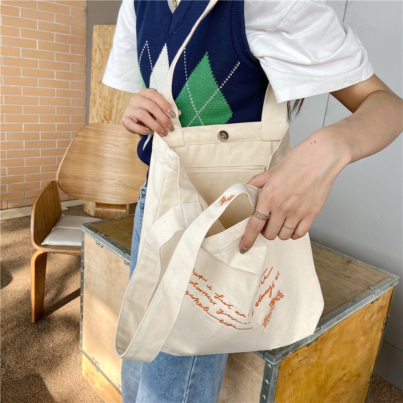 💕BIG SALE 💕ซื้อ 1 แถม 1 J138 กระเป๋าผ้าดิบ 🧡💙เรียบปักอักษรหลากสี THE 3rd มีดอกไม้ตรงสาย🌼🌼