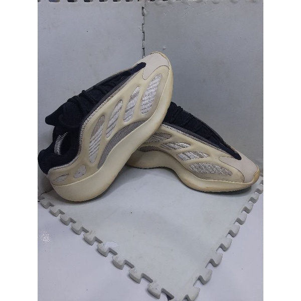 Adidas yezzy 700 v3*