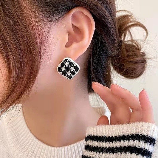 KOREAN WOMENS TITANIUM DIAMOND SQUARE STICK EARRINGS ANT64 การจัดส่งศูนย์