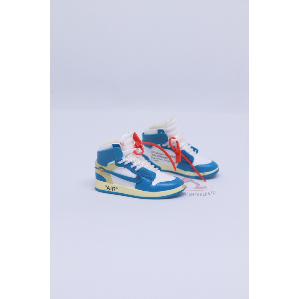 GANTUNGAN SNEAKER KEYCHAIN 3D AJ1 HIGH X OW UNIVERSITY BLUE, เชือกสีขาว ไม้แขวนเสื้อ