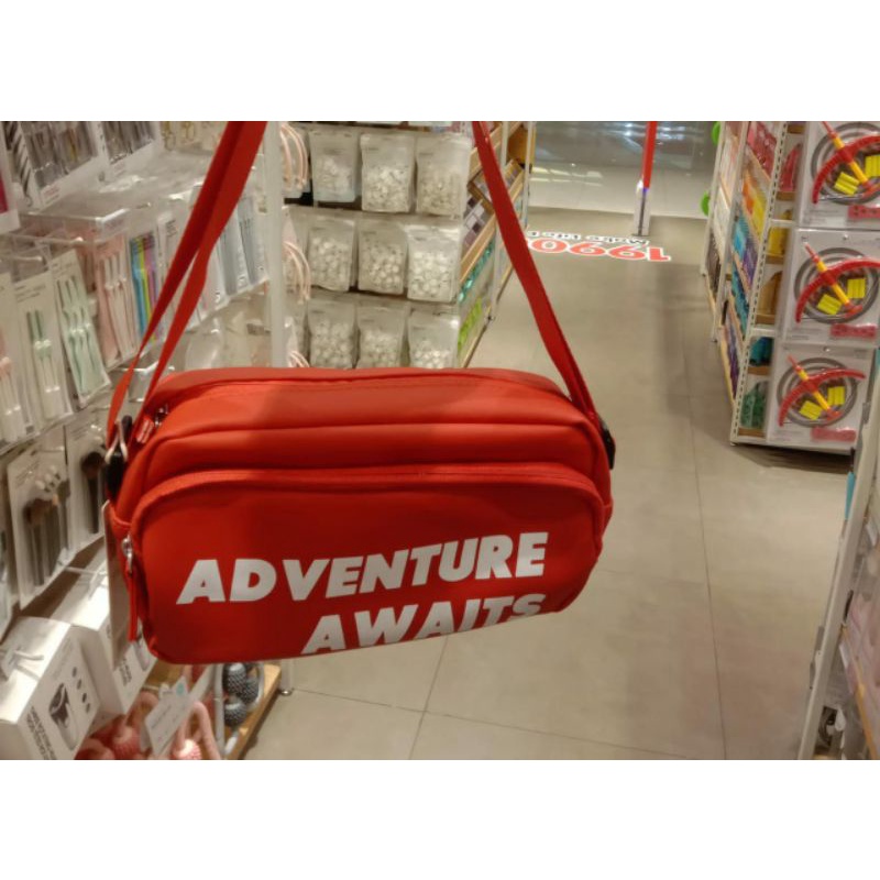 กระเป๋าสะพายข้าง Miniso - สีแดง