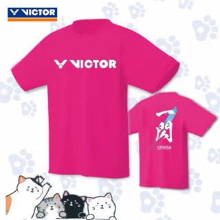 Victory เสื้อยืดแขนสั้น ผ้าไมโครไฟเบอร์ 100% พิมพ์ลายแบดมินตัน ทนทาน สําหรับผู้ชาย และผู้หญิง