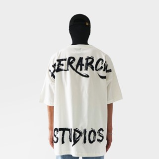 Hierarchy Studios - เสื้อยืดลําลอง แขนสั้น คอกลม พิมพ์ลายโลโก้ตัวอักษร สีขาว