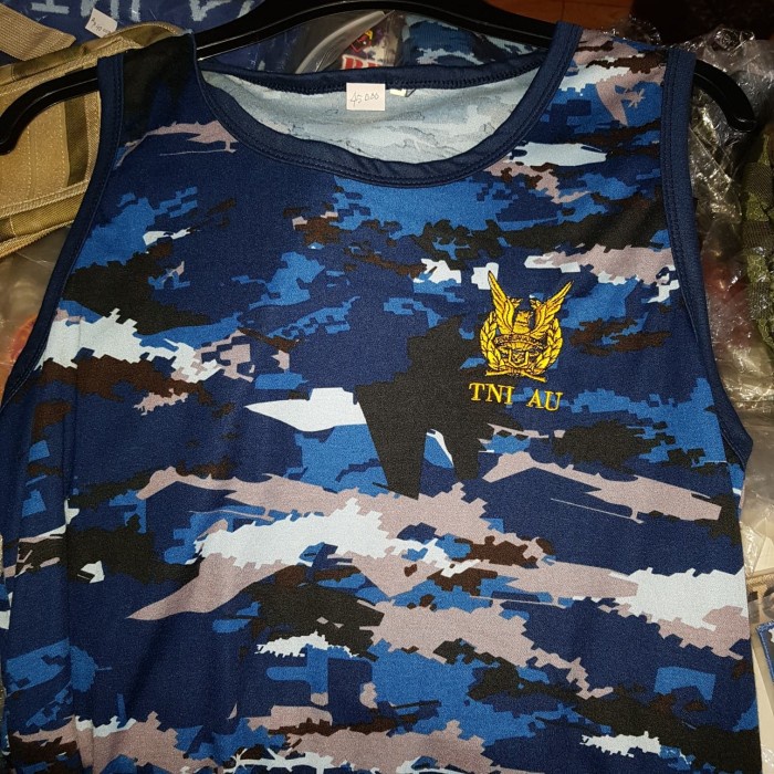 U Tni Au เสื้อยืดลาย