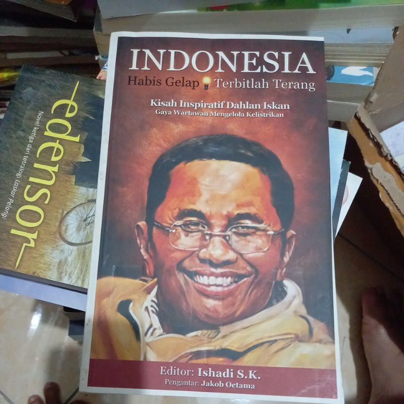 หนังสือ Dahlan ISKAN หลังจากความมืดมาเบา ๆ