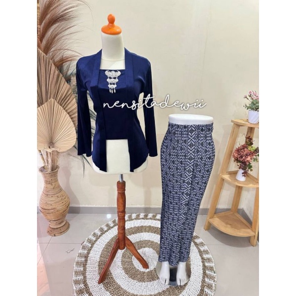 [1 Set สีกรมท่า] Kubaru Kebaya + กระโปรงจีบ / Juana Navy Motif