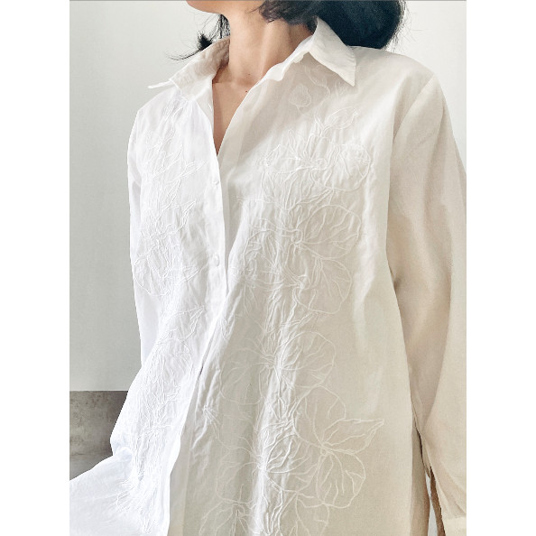 Hara Shirt White Dotdtails - เสื้อท็อปผู้หญิง